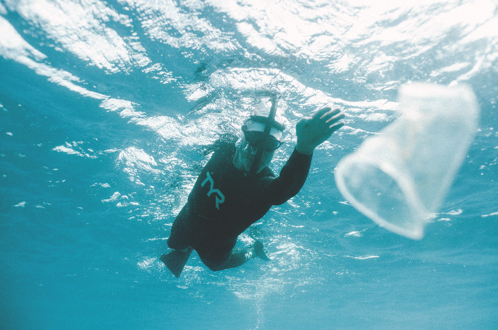 O supernadador que atravessou a nado o maior lixão dos mares