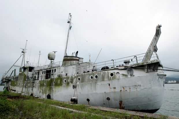 Abandonado, navio histórico ameaça afundar no próprio porto de Santos