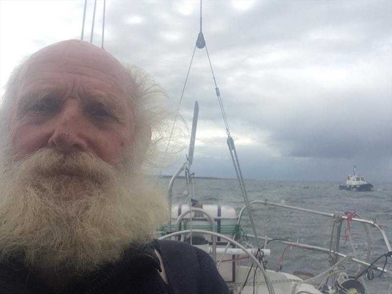 Aos 81 anos, ele deu a volta ao mundo velejando sozinho. E pela pior rota possível
