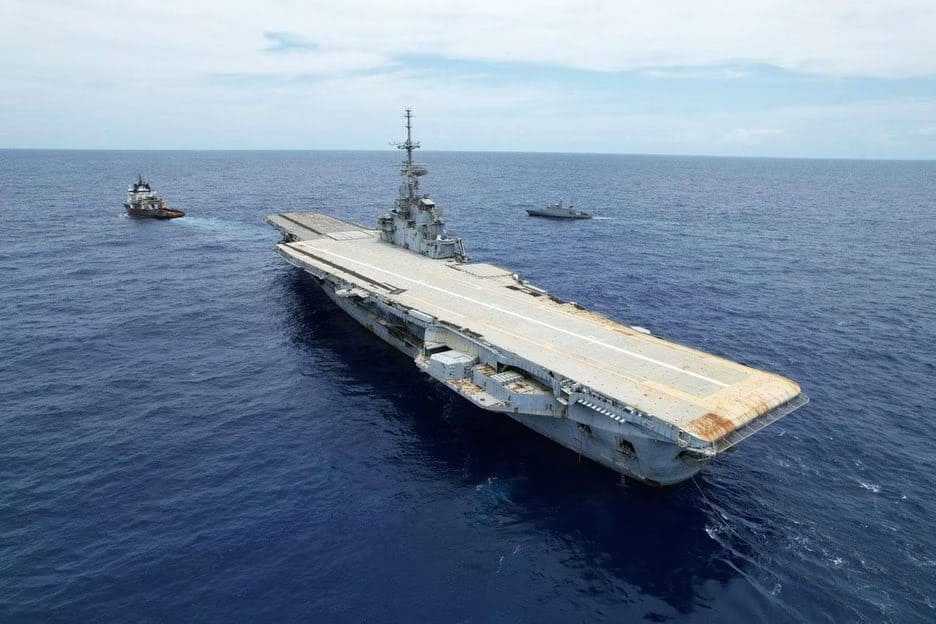 O porta-aviões que não tinha onde parar e que acabou no fundo do mar